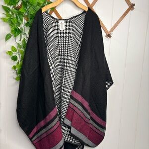 Woolrich Women's reversible blanket wrap poncho black, white houndstooth, pink